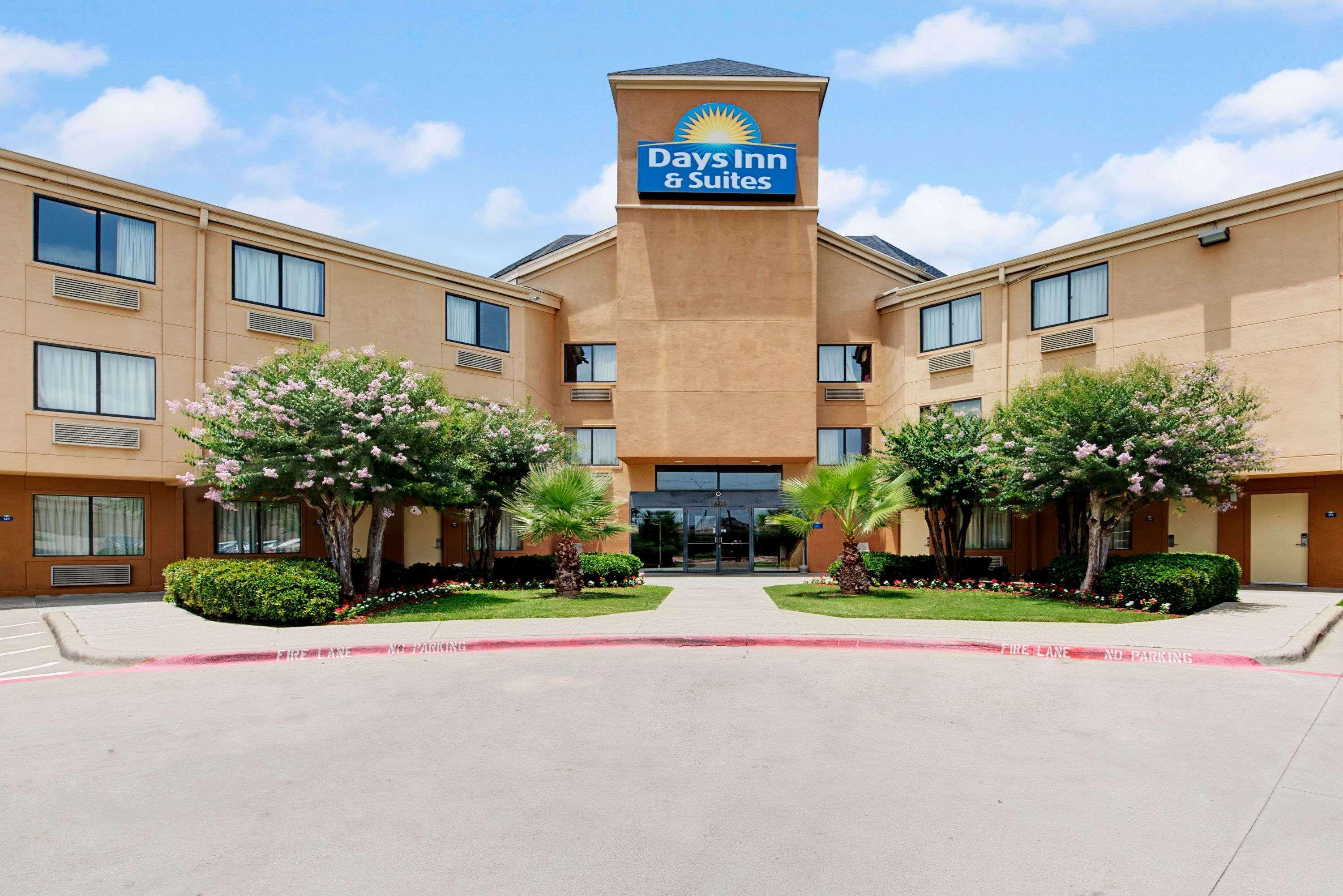 Days Inn & Suites By Wyndham Desoto Exterior photo